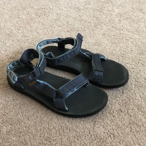 Cute Tevas!